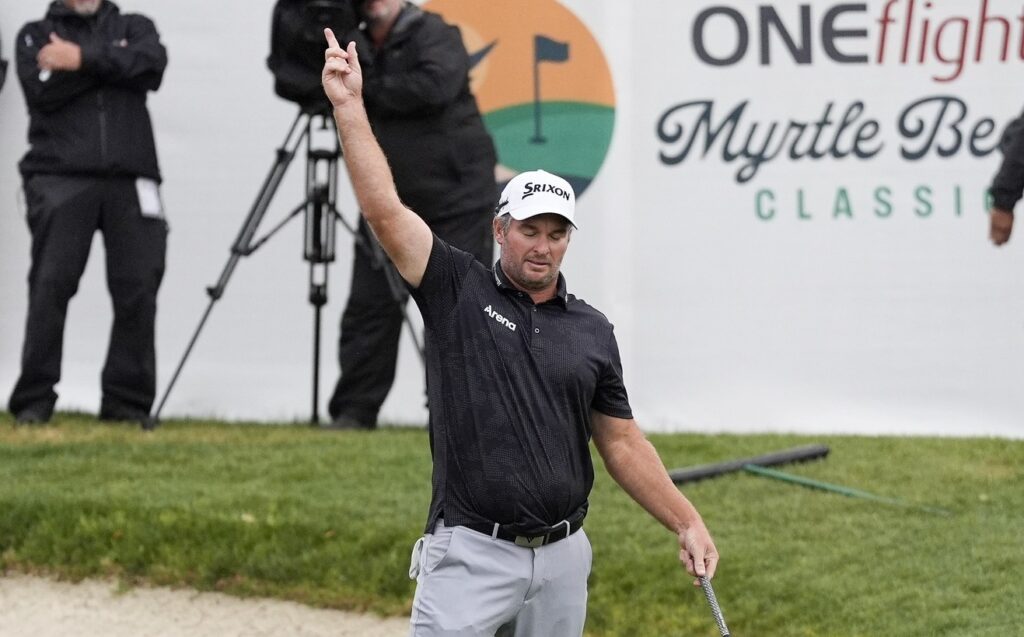 Fox Chips In To Seal The Win - Golfer Insight Fox Chips In To Seal The Win